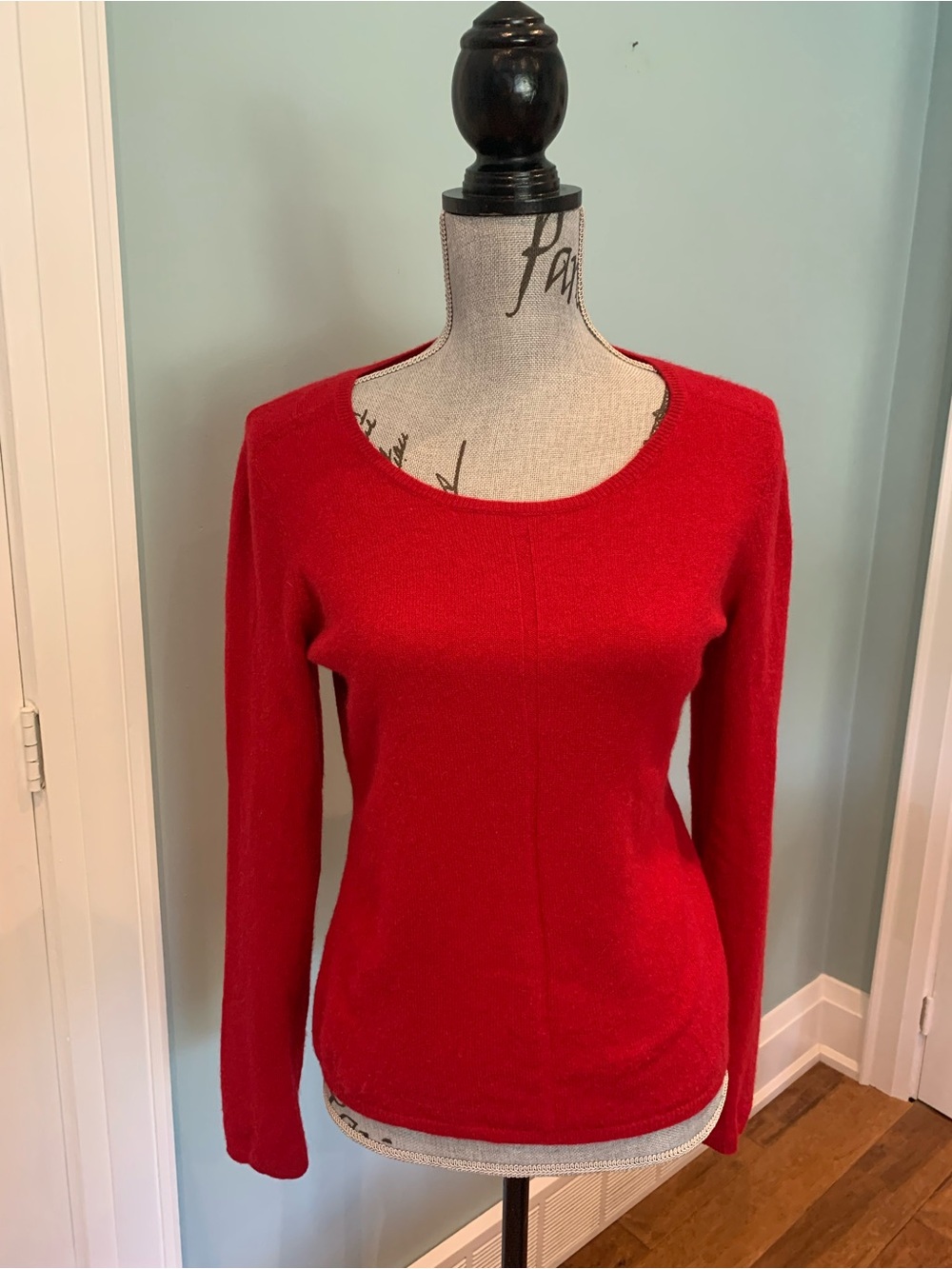 Women’s Red Scoop Neck Cashmere Sweater